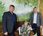 В Брянке со 101-летием поздравили бывшую узницу концлагеря Екатерину Савельевну Том